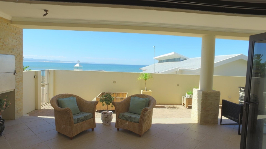 8 Bedroom Property for Sale in Wavecrest Eastern Cape